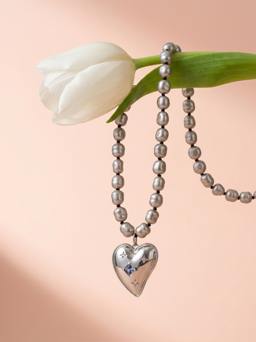 URBAN OUTFITTERS Silver Heart Pendant Pearl Necklace